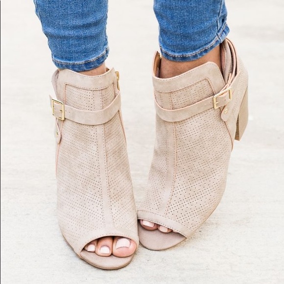 Shoes - ✨HP✨ Cute Pinhole Buckle Booties